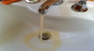 Nước máy chung cư chứa cặn bẩn 